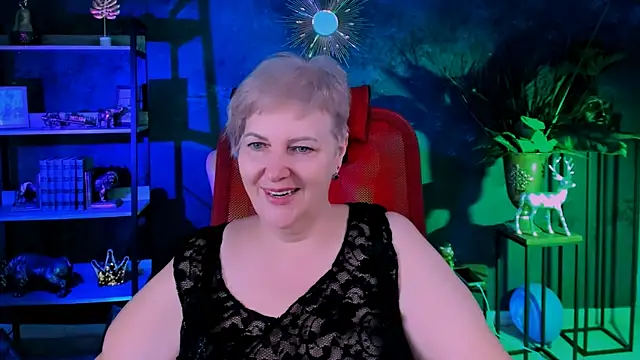 Snapshot of MaryMogan chatting on 11.25.25 MaryMogan online show from 11.25.25