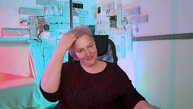 Snapshot of MaryMogan chatting on 11.26.25 MaryMogan online show from 11.26.25