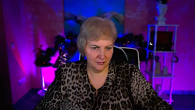 Snapshot of MaryMogan chatting on 12.18.25 MaryMogan online show from 12.18.25