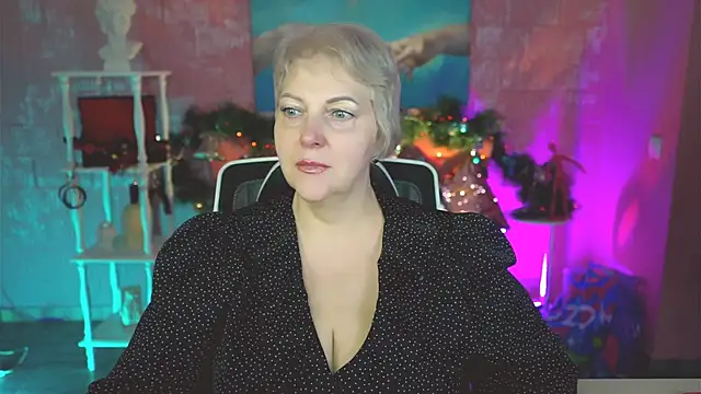 Snapshot of MaryMogan chatting on 12.19.25 MaryMogan online show from 12.19.25