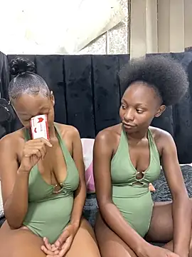 SexyPetitex25 online show from 03.04.26