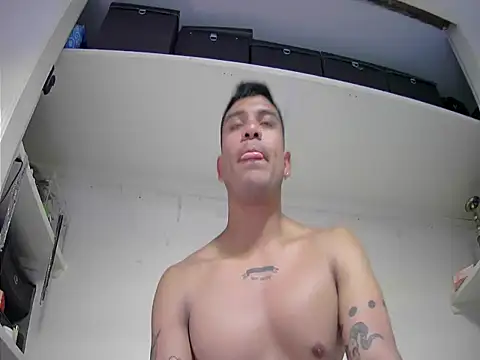 Snapshot of Romario28 chatting on 10.01.25 Romario28 online show from 10.01.25