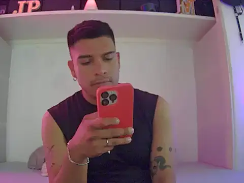 Snapshot of Romario28 chatting on 10.15.25 Romario28 online show from 10.15.25