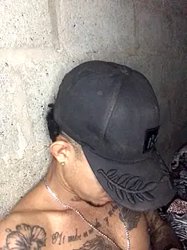 Snapshot of tattoos22 chatting on 11.08.25 tattoos22 online show from 11.08.25