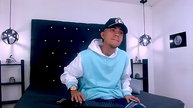 Snapshot of tattoos22 chatting on 11.17.25 tattoos22 online show from 11.17.25