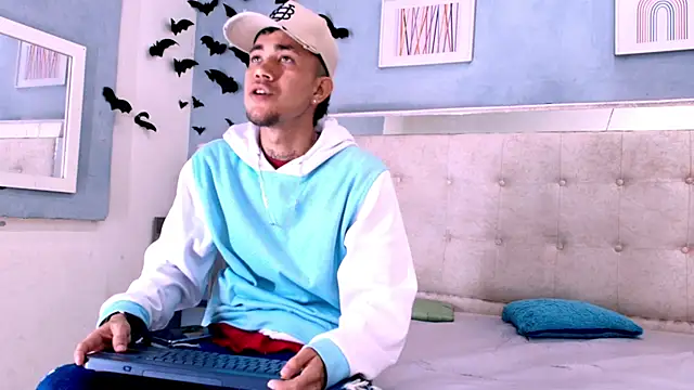 Snapshot of tattoos22 chatting on 11.19.25 tattoos22 online show from 11.19.25