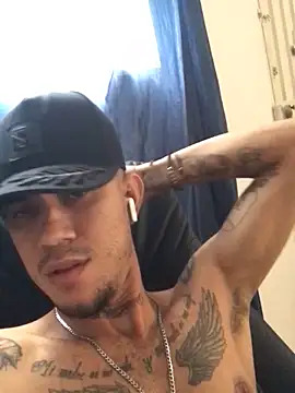 Snapshot of tattoos22 chatting on 11.26.25 tattoos22 online show from 11.26.25