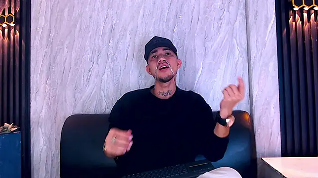 Snapshot of tattoos22 chatting on 11.27.25 tattoos22 online show from 11.27.25