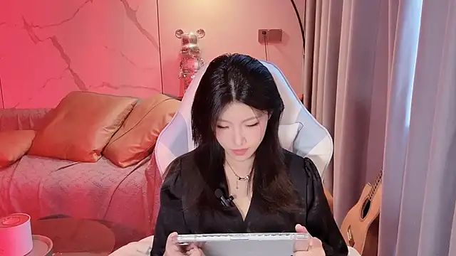 Snapshot of Lixinel-520 chatting on 11.25.25 Lixinel-520 online show from 11.25.25