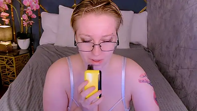 Snapshot of AlexandraGreen chatting on 04.19.26 AlexandraGreen online show from 04.19.26