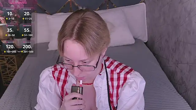 Snapshot of AlexandraGreen chatting on 06.14.26 AlexandraGreen online show from 06.14.26