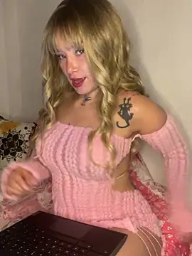 Snapshot of saraycat_ chatting on 10.17.25 saraycat  online show from 10.17.25