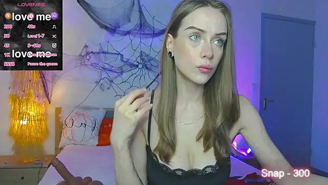 Snapshot of EvaLone1 chatting on 11.02.25 EvaLone1 online show from 11.02.25