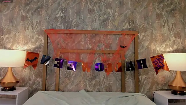 Snapshot of DannaBelucci chatting on 10.30.25 DannaBelucci online show from 10.30.25