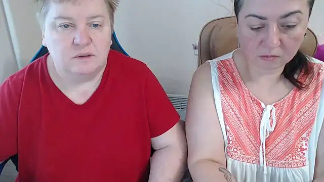 Snapshot of Bertie_Adeline chatting on 12.18.25 Bertie Adeline online show from 12.18.25