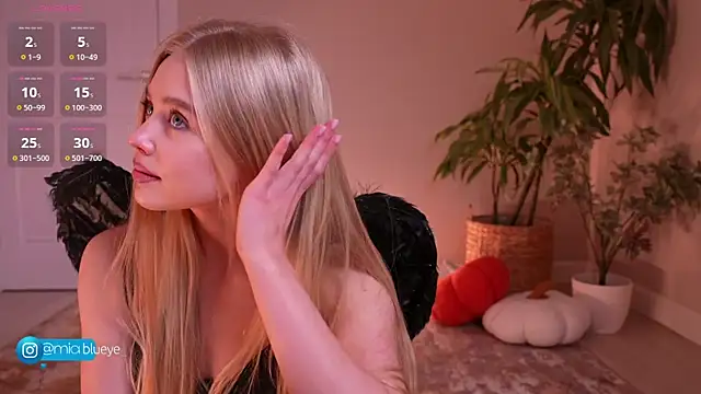 Snapshot of Miablueye chatting on 10.30.25 Miablueye online show from 10.30.25