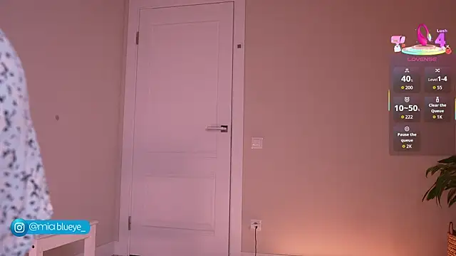 Snapshot of Miablueye chatting on 11.14.25 Miablueye online show from 11.14.25