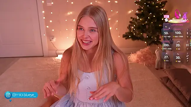 Snapshot of Miablueye chatting on 12.16.25 Miablueye online show from 12.16.25