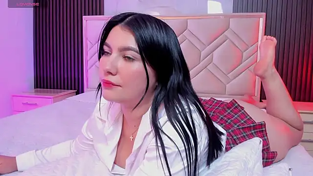 Snapshot of MiaaFarrel chatting on 09.27.25 MiaaFarrel online show from 09.27.25