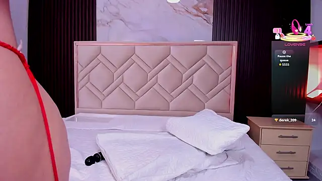 Snapshot of MiaaFarrel chatting on 10.29.25 MiaaFarrel online show from 10.29.25