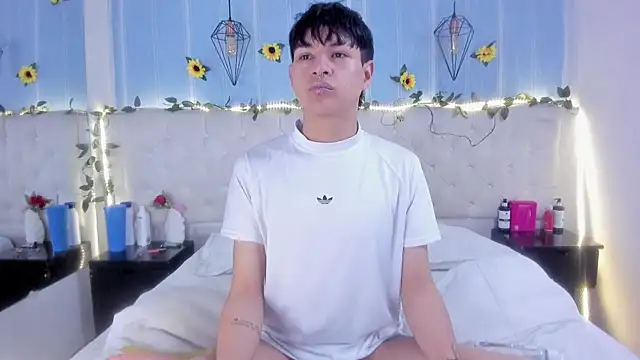 Snapshot of AleAurarashi chatting on 10.22.25 AleAurarashi online show from 10.22.25