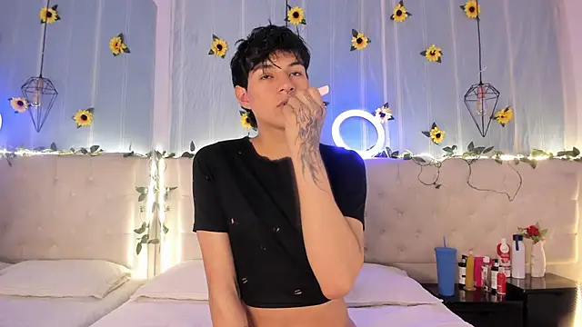 Snapshot of AleAurarashi chatting on 11.13.25 AleAurarashi online show from 11.13.25