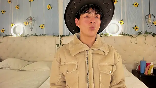 Snapshot of AleAurarashi chatting on 11.14.25 AleAurarashi online show from 11.14.25