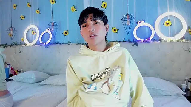 Snapshot of AleAurarashi chatting on 11.16.25 AleAurarashi online show from 11.16.25