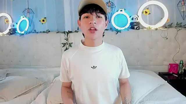 Snapshot of AleAurarashi chatting on 11.18.25 AleAurarashi online show from 11.18.25