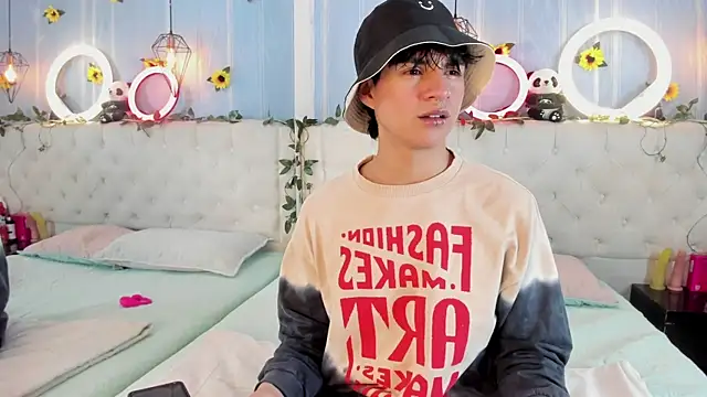 Snapshot of AleAurarashi chatting on 11.19.25 AleAurarashi online show from 11.19.25