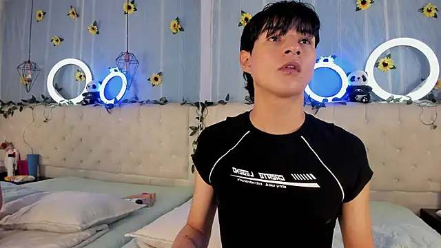 Snapshot of AleAurarashi chatting on 11.20.25 AleAurarashi online show from 11.20.25