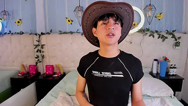 Snapshot of AleAurarashi chatting on 11.21.25 AleAurarashi online show from 11.21.25