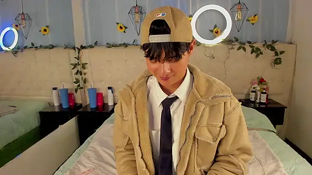 Snapshot of AleAurarashi chatting on 11.22.25 AleAurarashi online show from 11.22.25