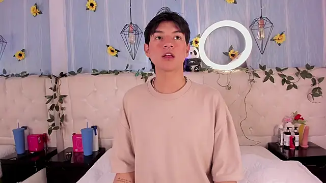 Snapshot of AleAurarashi chatting on 11.23.25 AleAurarashi online show from 11.23.25