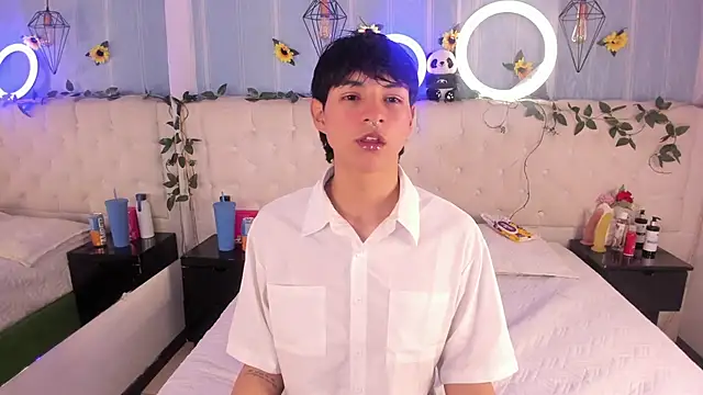 Snapshot of AleAurarashi chatting on 11.25.25 AleAurarashi online show from 11.25.25