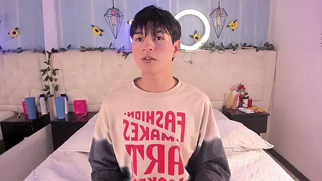 Snapshot of AleAurarashi chatting on 11.26.25 AleAurarashi online show from 11.26.25