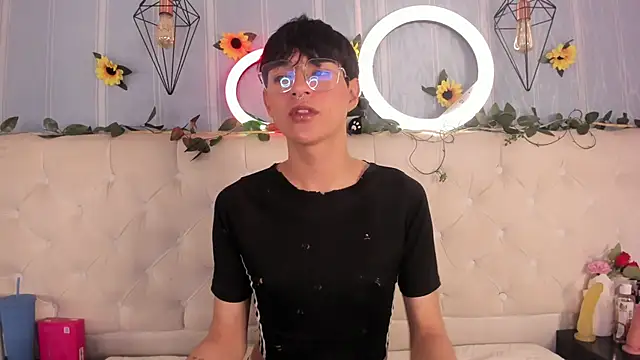 Snapshot of AleAurarashi chatting on 11.27.25 AleAurarashi online show from 11.27.25