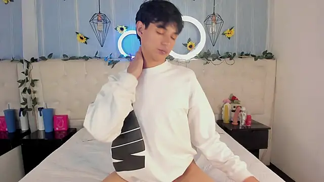 Snapshot of AleAurarashi chatting on 11.28.25 AleAurarashi online show from 11.28.25