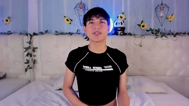 Snapshot of AleAurarashi chatting on 11.30.25 AleAurarashi online show from 11.30.25