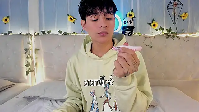 Snapshot of AleAurarashi chatting on 12.01.25 AleAurarashi online show from 12.01.25