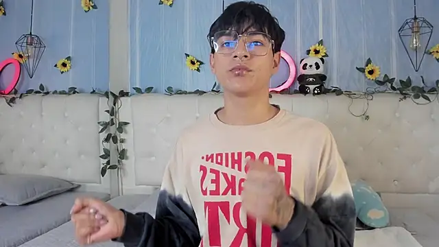 Snapshot of AleAurarashi chatting on 12.02.25 AleAurarashi online show from 12.02.25