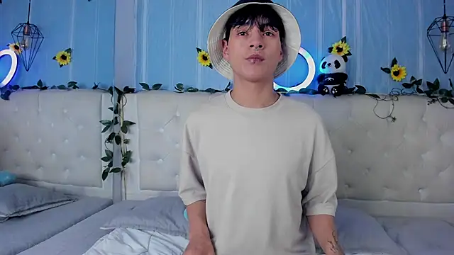 Snapshot of AleAurarashi chatting on 12.03.25 AleAurarashi online show from 12.03.25