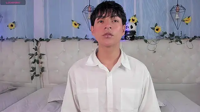 Snapshot of AleAurarashi chatting on 12.05.25 AleAurarashi online show from 12.05.25