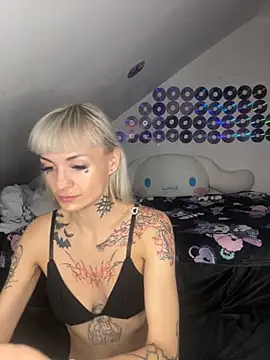 Snapshot of FluffySlutt chatting on 09.18.25 FluffySlutt online show from 09.18.25