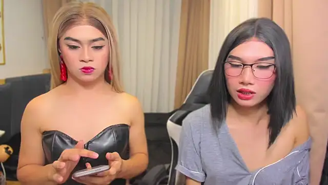 Snapshot of MaxCollins chatting on 12.18.25 MaxCollins online show from 12.18.25