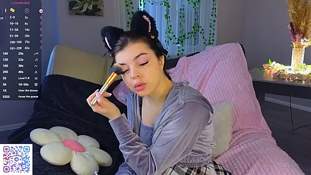 Snapshot of AuroraVice chatting on 12.04.25 AuroraVice online show from 12.04.25