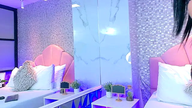 Snapshot of AshleyBaker1 chatting on 12.14.25 AshleyBaker1 online show from 12.14.25