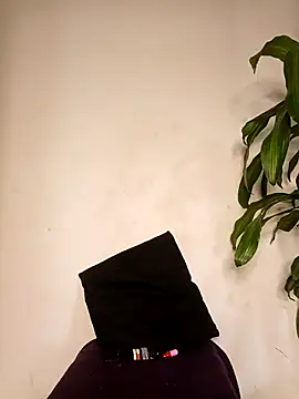 Snapshot of Liahdiaz_ chatting on 12.18.25 Liahdiaz online show from 12.18.25