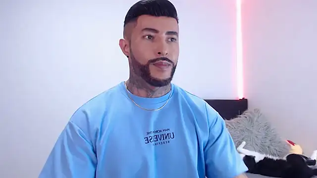 Snapshot of andrea_de_lucaa chatting on 10.28.25 andrea de lucaa online show from 10.28.25