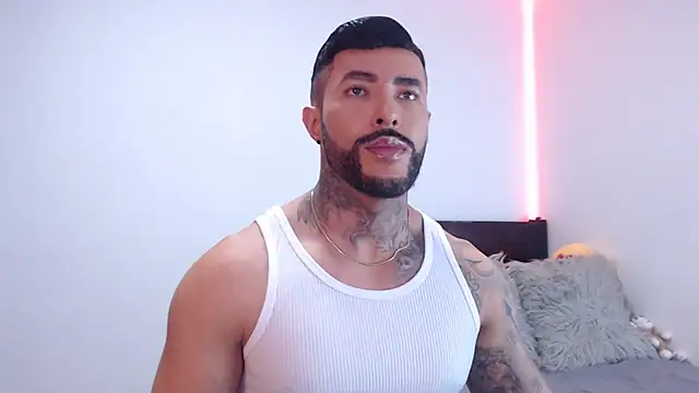 Snapshot of andrea_de_lucaa chatting on 11.05.25 andrea de lucaa online show from 11.05.25